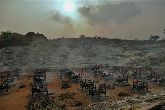 当地时间2021年5月1日，印度班加罗尔郊区，当地在一个已废弃的花岗岩采石场内设立露天火葬场，火化新冠死者。